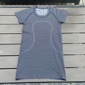 Lululemon Swiftly Tech Short Sleeve Crew Size 4 Stripe True Navy / White